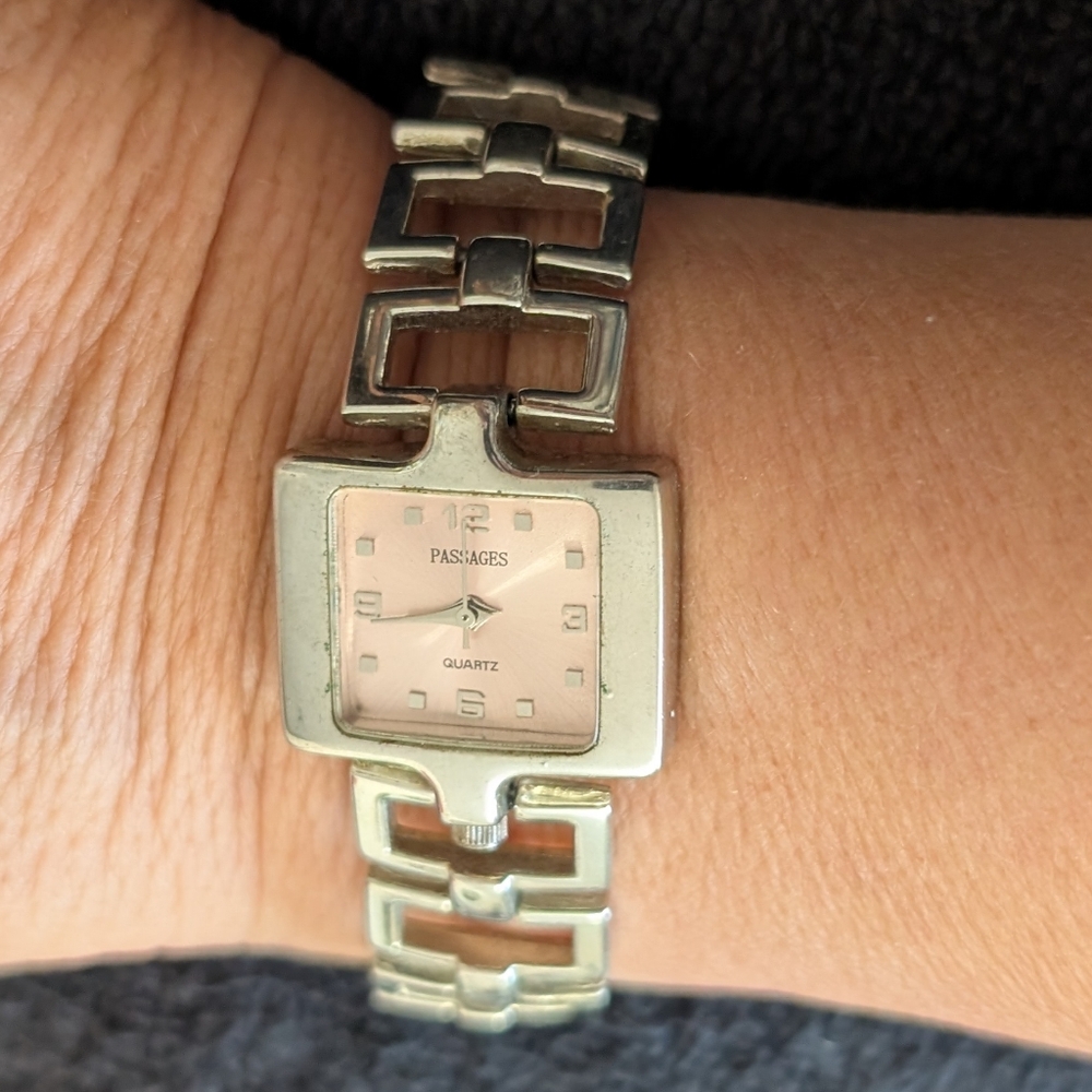 Panache Women’s Quartz Wristwatch Blue Dial Silver Tone 8” Band Pre-Owned Watch